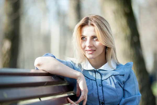 Primer Plano Retrato Joven Rubia Sentada Banco Fondo Del Parque — Foto de Stock