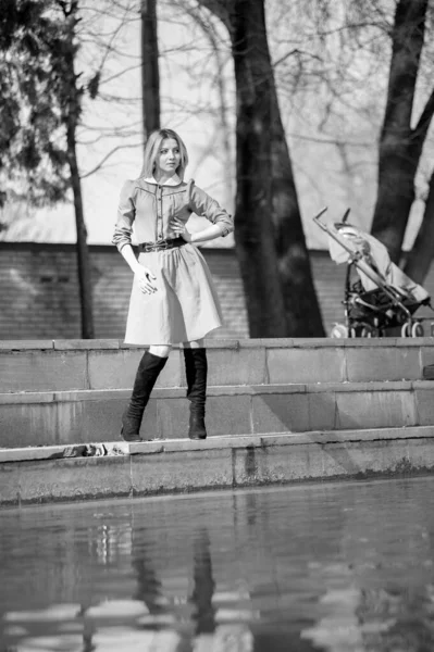 Ritratto Donna Bionda Piedi Gradini Marmo Sullo Sfondo Del Parco — Foto Stock