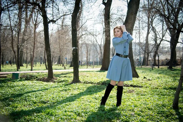Atractiva Joven Rubia Posando Sobre Fondo Verde Del Parque —  Fotos de Stock