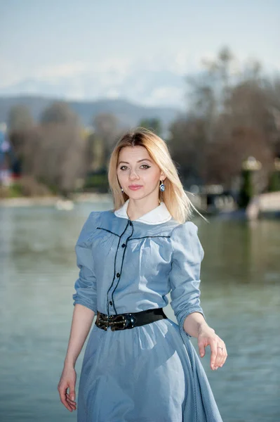 Giovane Donna Bionda Abito Blu Posa Sullo Sfondo Del Parco — Foto Stock