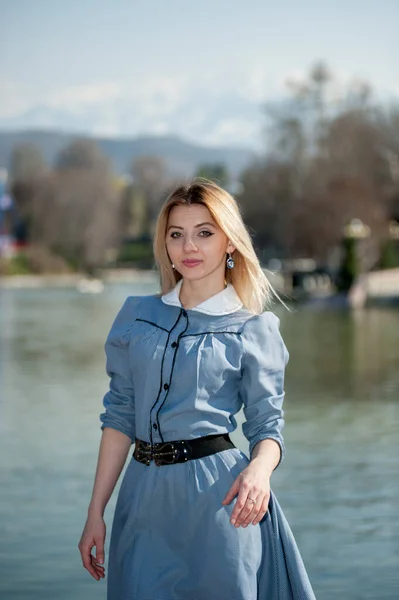 Mladá Blondýna Žena Modrých Šatech Pózuje Pozadí Parku — Stock fotografie