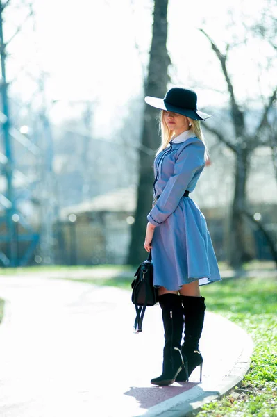 Attractive Young Woman Blue Dress High Heels Hat Posing Yard — Stock Photo, Image