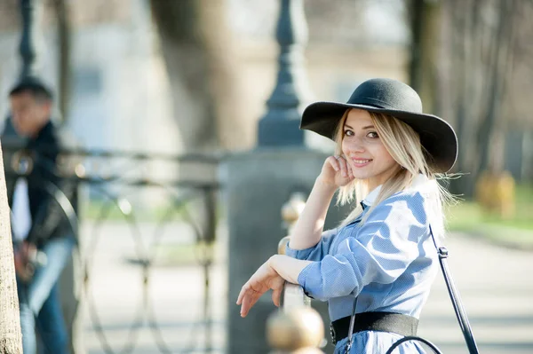 Belle Jeune Femme Blonde Marchant Dans Parc Près Fond Pont — Photo