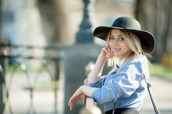 Belle Jeune Femme Blonde Marchant Dans Parc Près Fond Pont — Photo