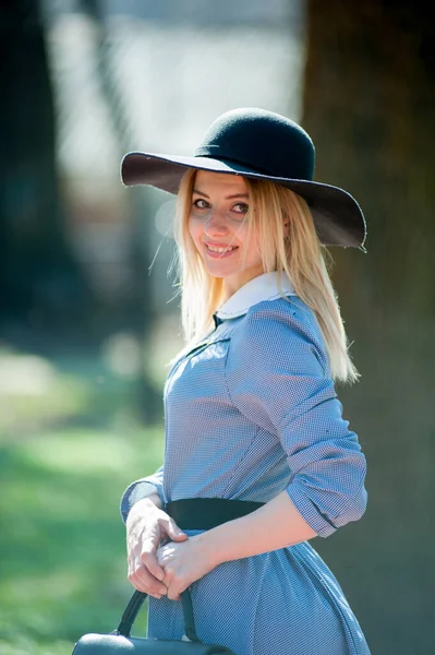 Jeune Jolie Femme Blonde Robe Bleue Chapeau Noir Posant Sur — Photo