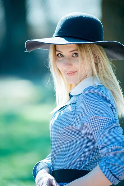 Молодая Красивая Блондинка Синем Платье Черной Шляпе Позирует Парке Фоне — стоковое фото