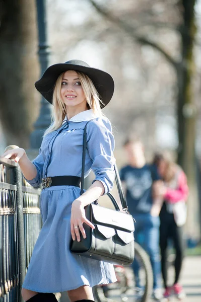 Belle Jeune Femme Blonde Marchant Dans Parc Près Fond Pont — Photo