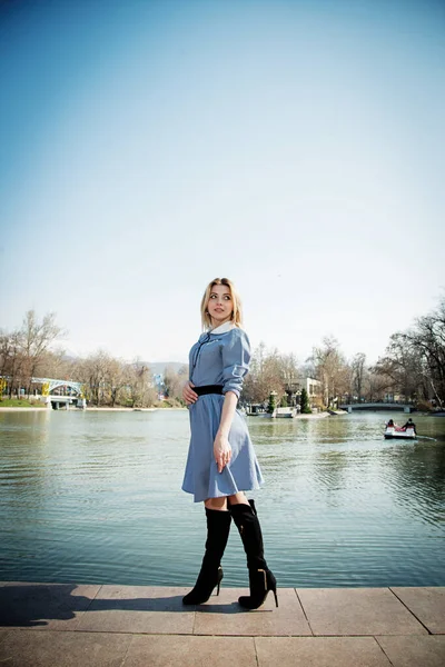 Bella Giovane Donna Posa Sul Lago Fondo Parco — Foto Stock