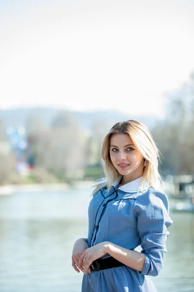Jeune Femme Blonde Robe Bleue Posant Sur Fond Parc — Photo