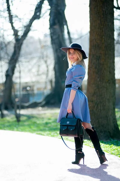 Attraktive Junge Blonde Frau Posiert Auf Grünem Parkhintergrund — Stockfoto