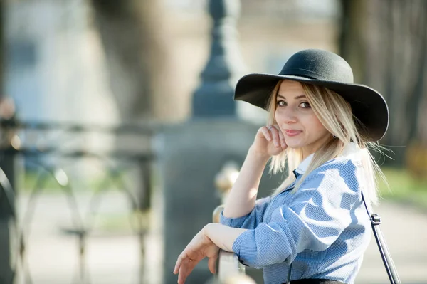 Belle Jeune Femme Blonde Marchant Dans Parc Près Fond Pont — Photo