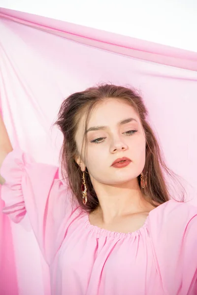 Красивая Молодая Женщина Розовом Платье Позирует Террасе — стоковое фото