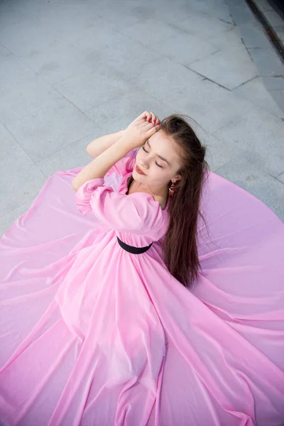 Bela Jovem Mulher Vestido Rosa Posando Terraço — Fotografia de Stock