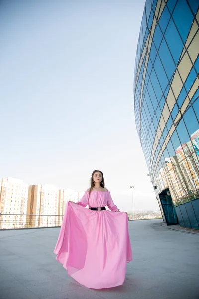 Hermosa Joven Vestido Rosa Posando Terraza —  Fotos de Stock