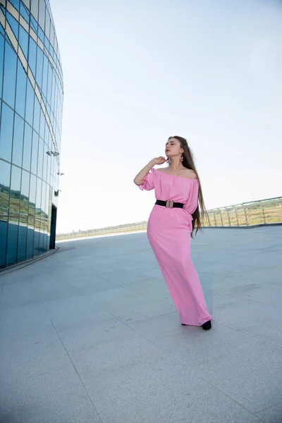 Mooie Jonge Vrouw Roze Jurk Poseren Terras — Stockfoto