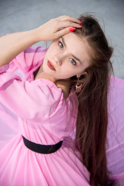 Bela Jovem Mulher Vestido Rosa Posando Terraço — Fotografia de Stock