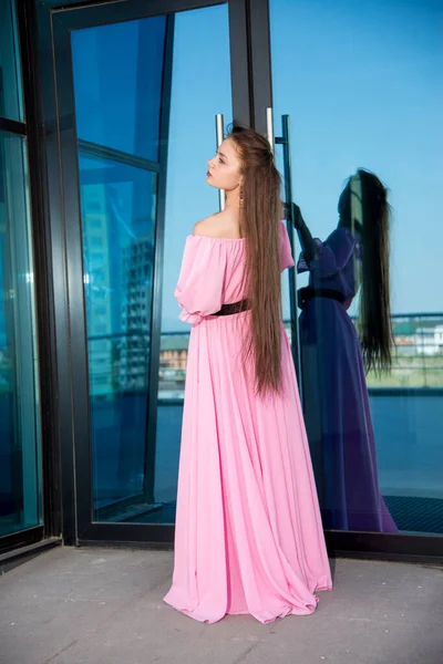 Bella Giovane Donna Abito Rosa Posa Sulla Terrazza — Foto Stock