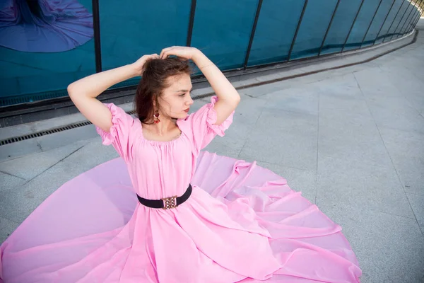 Hermosa Joven Vestido Rosa Posando Terraza —  Fotos de Stock