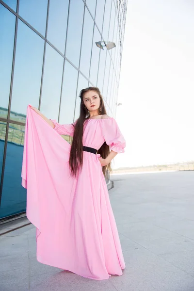 Piękna Młoda Kobieta Różowej Sukience Pozowanie Tarasie — Zdjęcie stockowe