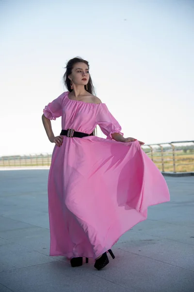 Vacker Ung Kvinna Rosa Klänning Poserar Terrassen — Stockfoto