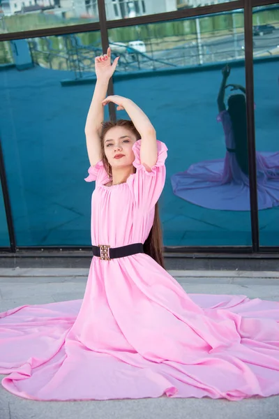 Schöne Junge Frau Rosa Kleid Posiert Auf Der Terrasse — Stockfoto