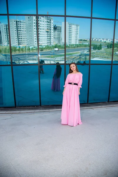 Красивая Молодая Женщина Розовом Платье Позирует Террасе — стоковое фото