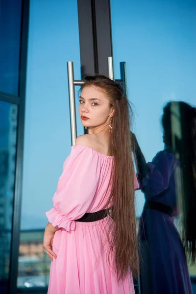 Bela Jovem Mulher Vestido Rosa Posando Terraço — Fotografia de Stock