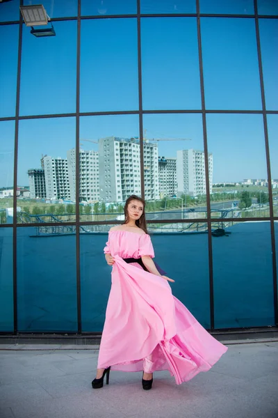Bela Jovem Mulher Vestido Rosa Posando Terraço — Fotografia de Stock