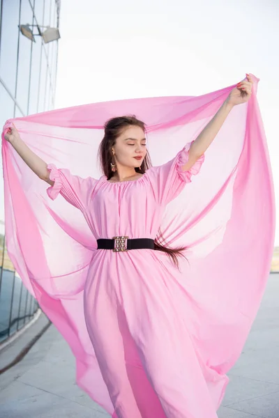 Hermosa Joven Vestido Rosa Posando Terraza —  Fotos de Stock