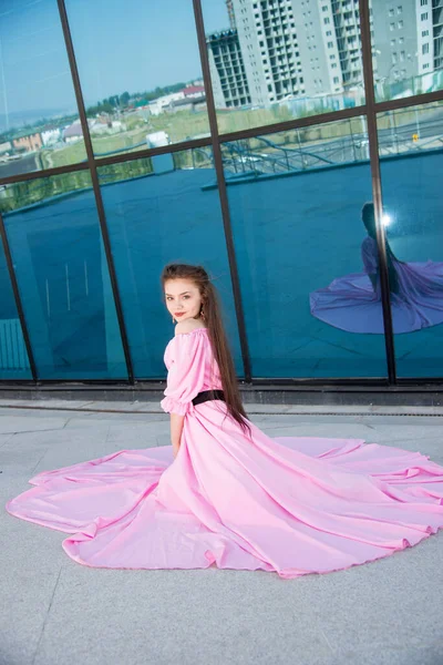Hermosa Joven Vestido Rosa Posando Terraza — Foto de Stock