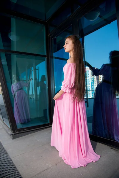 Piękna Młoda Kobieta Różowej Sukience Pozowanie Tarasie — Zdjęcie stockowe