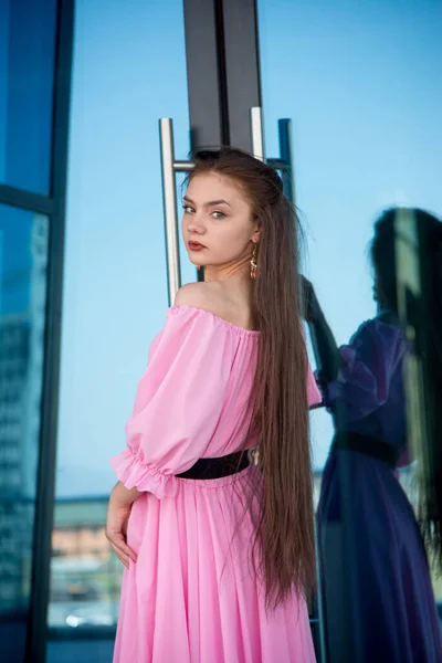 Bela Jovem Mulher Vestido Rosa Posando Terraço — Fotografia de Stock