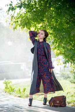 Dışarıda poz veren güzel genç bir kadın.