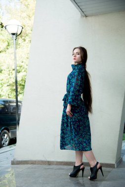 Dışarıda poz veren güzel genç bir kadın.