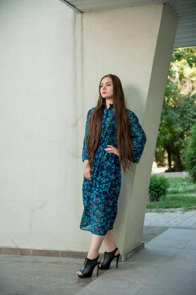 Hermosa Joven Posando Aire Libre — Foto de Stock