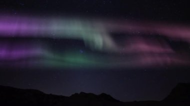 Aurora Borealis Kış mevsiminde Kuzey Gökyüzü Uçurumun Üzerinde Zaman Hızı Benzetimi Kuzey Işıkları