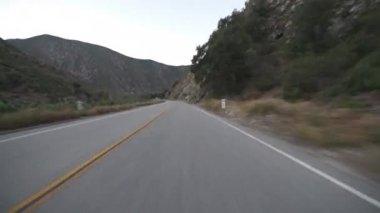 Sunrise Time Lapse California 'da Hiperlapse Dağ Kanyonu Otobanı