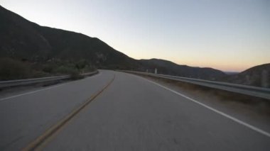 Sunrise Time Lapse California 'da Hiperlapse Dağ Kanyonu Otobanı