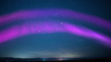 Sierra Nevada Dağları üzerindeki Samanyolu Hızlandırılmış Yıldızları Aurora Güneş patlaması simülasyonu