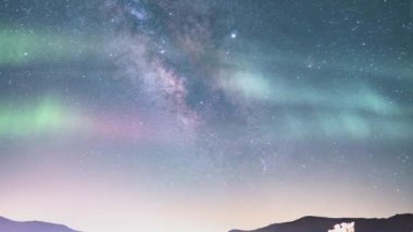 Güneydoğu Gökyüzü Kanyonu 'ndaki Aurora Borealis Samanyolu Kuzey Işıkları Benzetimi