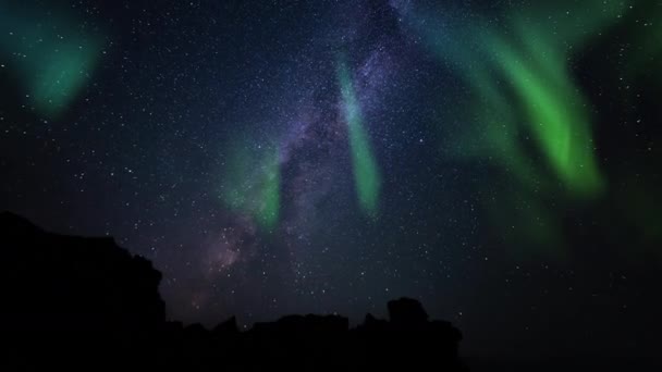 Aurora Borealis Tejút Vulkanikus Sziklák Felett Idő Lapse Szimulált Északi — Stock videók