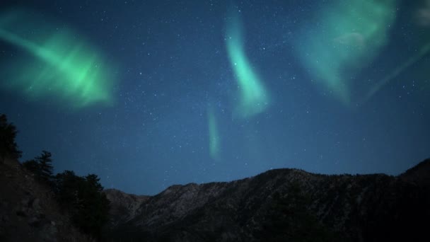 Aurora Borealis Melkweg Boven Alpenbergtoppen Tijdspanne Gesimuleerd Noorderlicht — Stockvideo