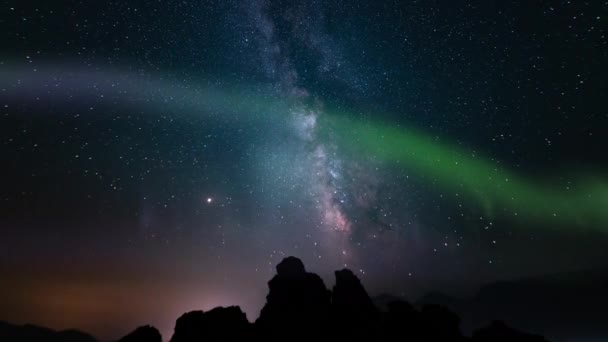 Aurora Láctea Sobre Rochas Vulcânicas Astrofotografia Time Lapse Simulated Northern — Vídeo de Stock