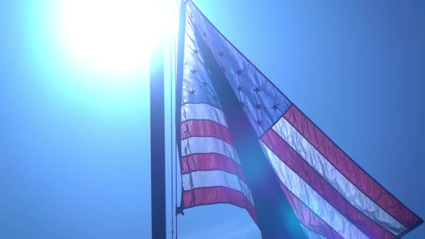 Amerikai Zászló 240Fps Lassú Mozgás Hullámzás Kék Napfényben Nagysebességű Fényképezőgép — Stock videók