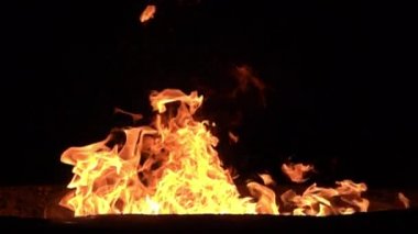 Siyah arkaplanda yanan ateşin yavaş çekim görüntüleri.