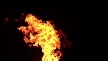 Siyah arkaplanda yanan ateşin yavaş çekim görüntüleri.