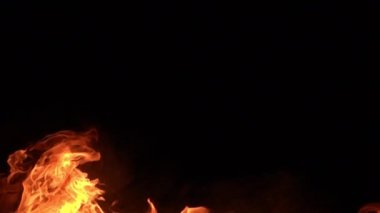 Siyah arkaplanda yanan ateşin yavaş çekim görüntüleri.