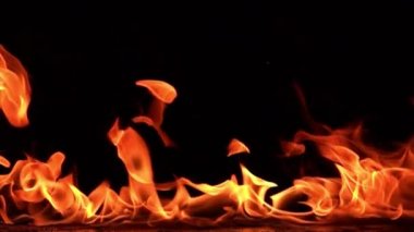 Siyah arkaplanda yanan ateşin yavaş çekim görüntüleri.