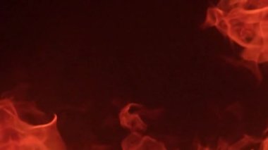 Siyah arkaplanda yanan ateşin yavaş çekim görüntüleri.