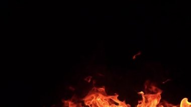 Siyah arkaplanda yanan ateşin yavaş çekim görüntüleri.